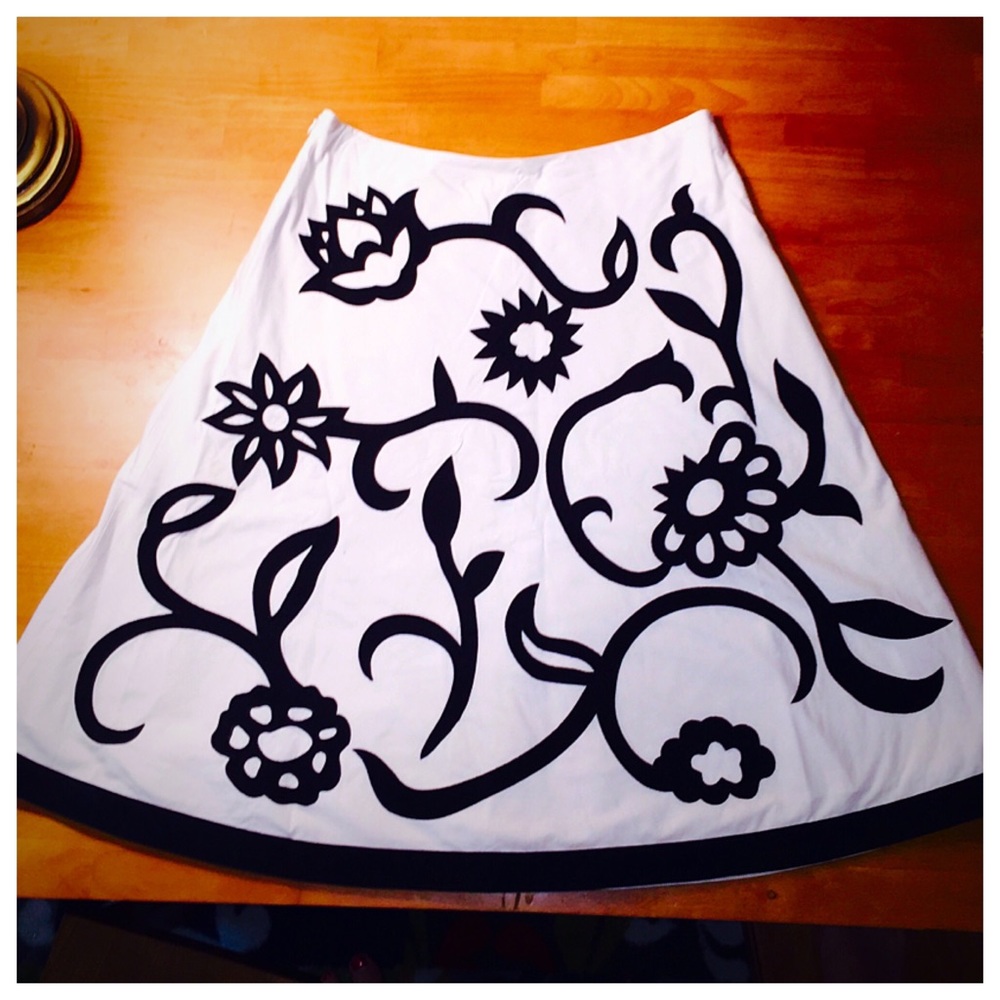 WHBM Skirt. White skirt with black swirls